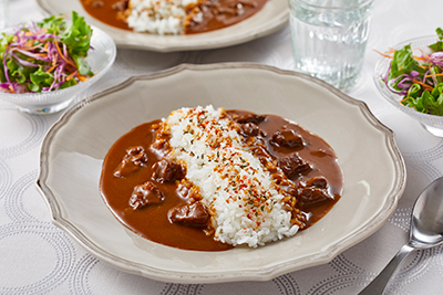 賞品を使用した“「飯(いい)夫婦」の日”お勧めメニュー あいがけホテルカレー